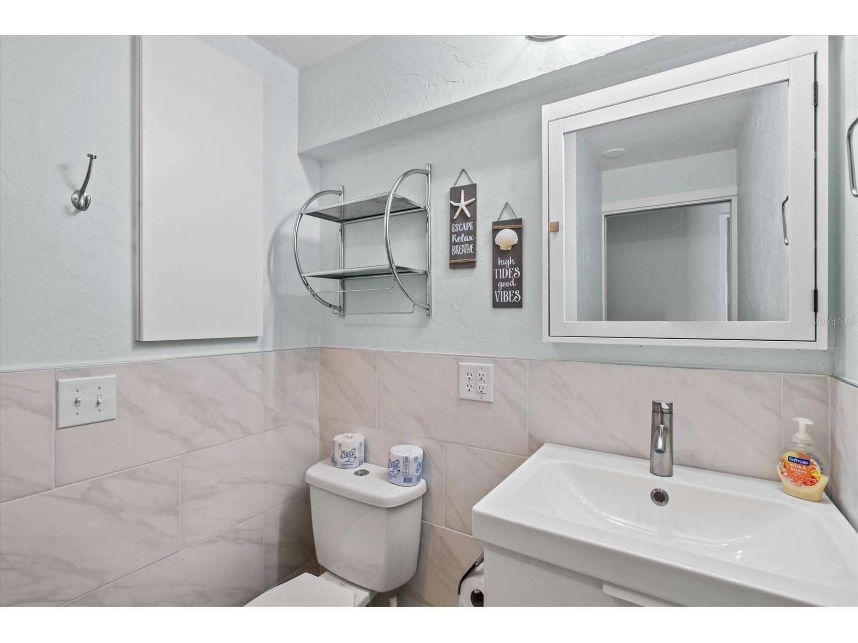 2084 Grove Street #B Sarasota FL 34239 A4689586 image10