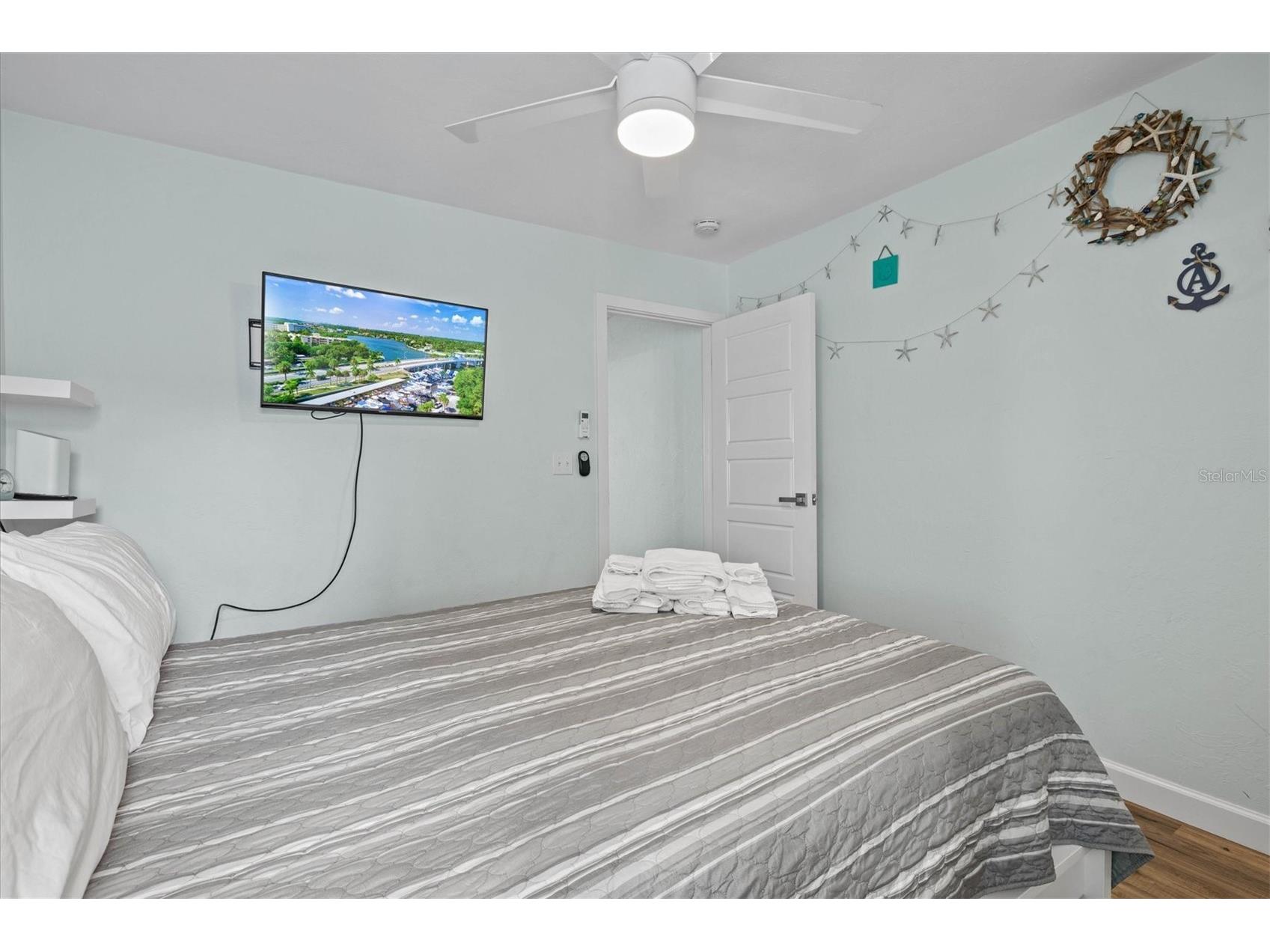 2084 Grove Street #B Sarasota FL 34239 A4689586 image9