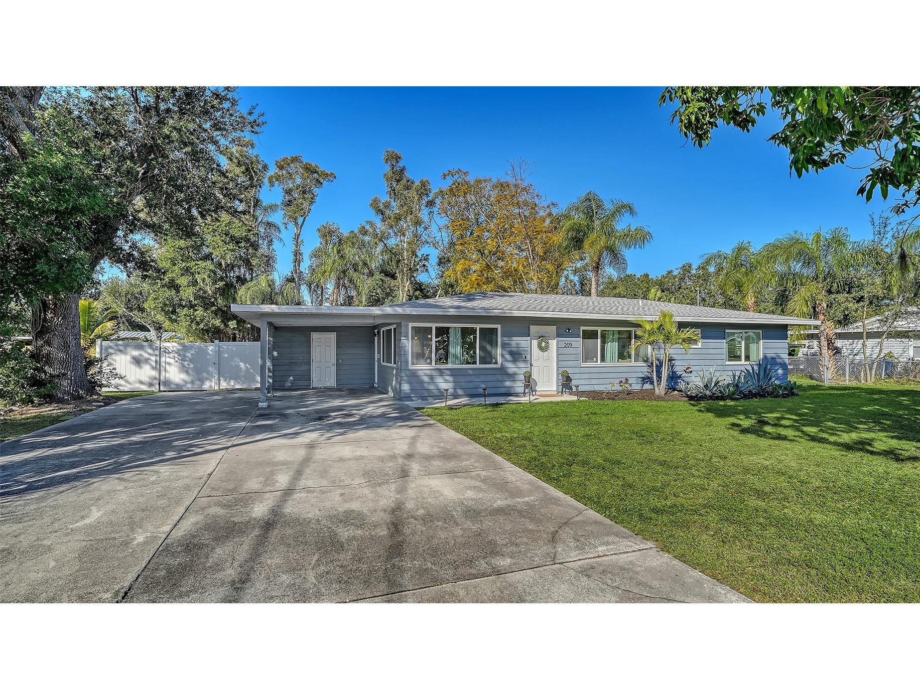 209 Briggs Court Sarasota FL 34237 A4676792 image1