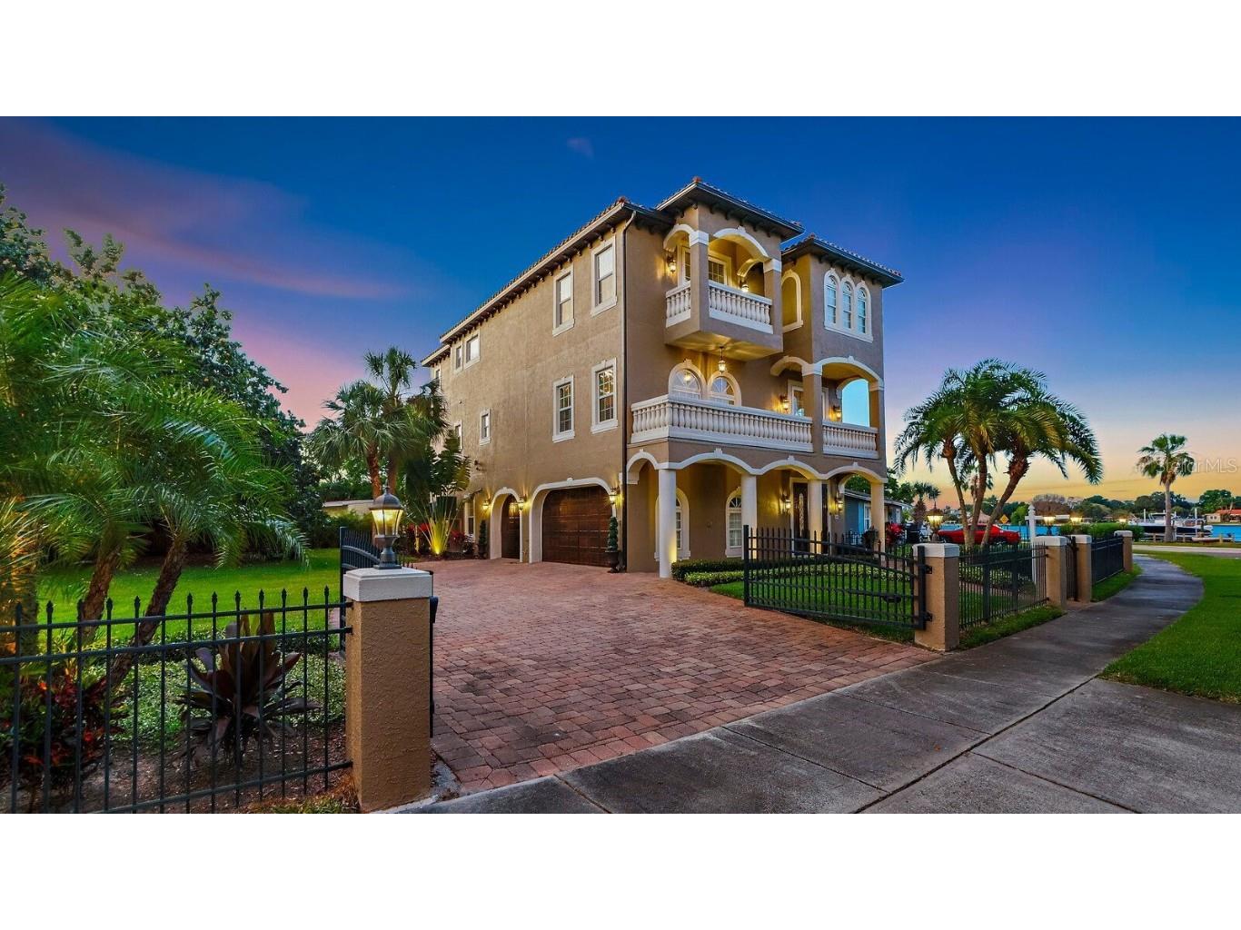 209 Corsino Way S Saint Petersburg FL 33705 - LITTLE BAYOU U8143585 image1