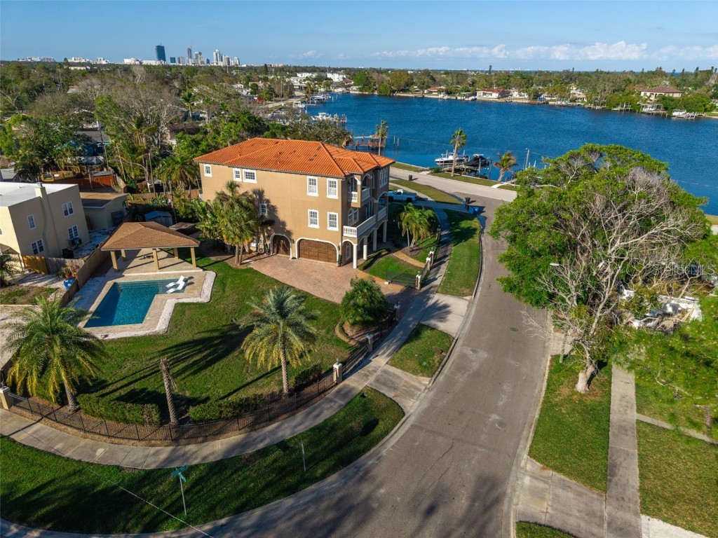 209 Corsino Way S Saint Petersburg FL 33705 - BIG BAYOU TB8351660 image1