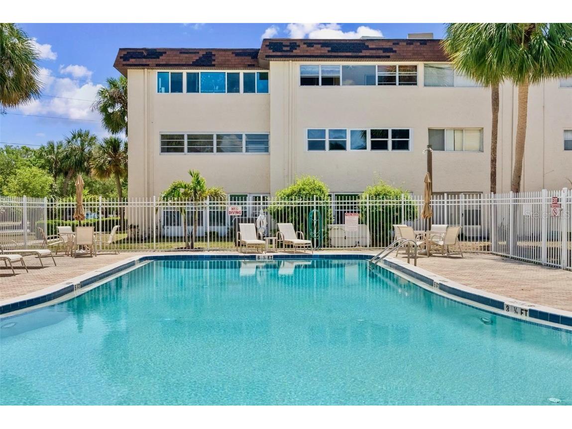 209 NE Lincoln Circle N #105 Saint Petersburg FL 33702 TB8358166 image1