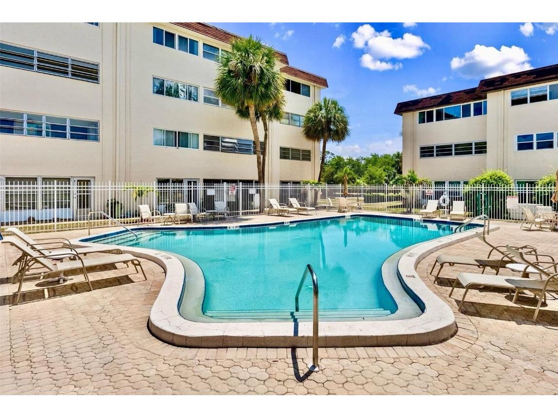 209 NE Lincoln Circle N #105 Saint Petersburg FL 33702 TB8358166 image2