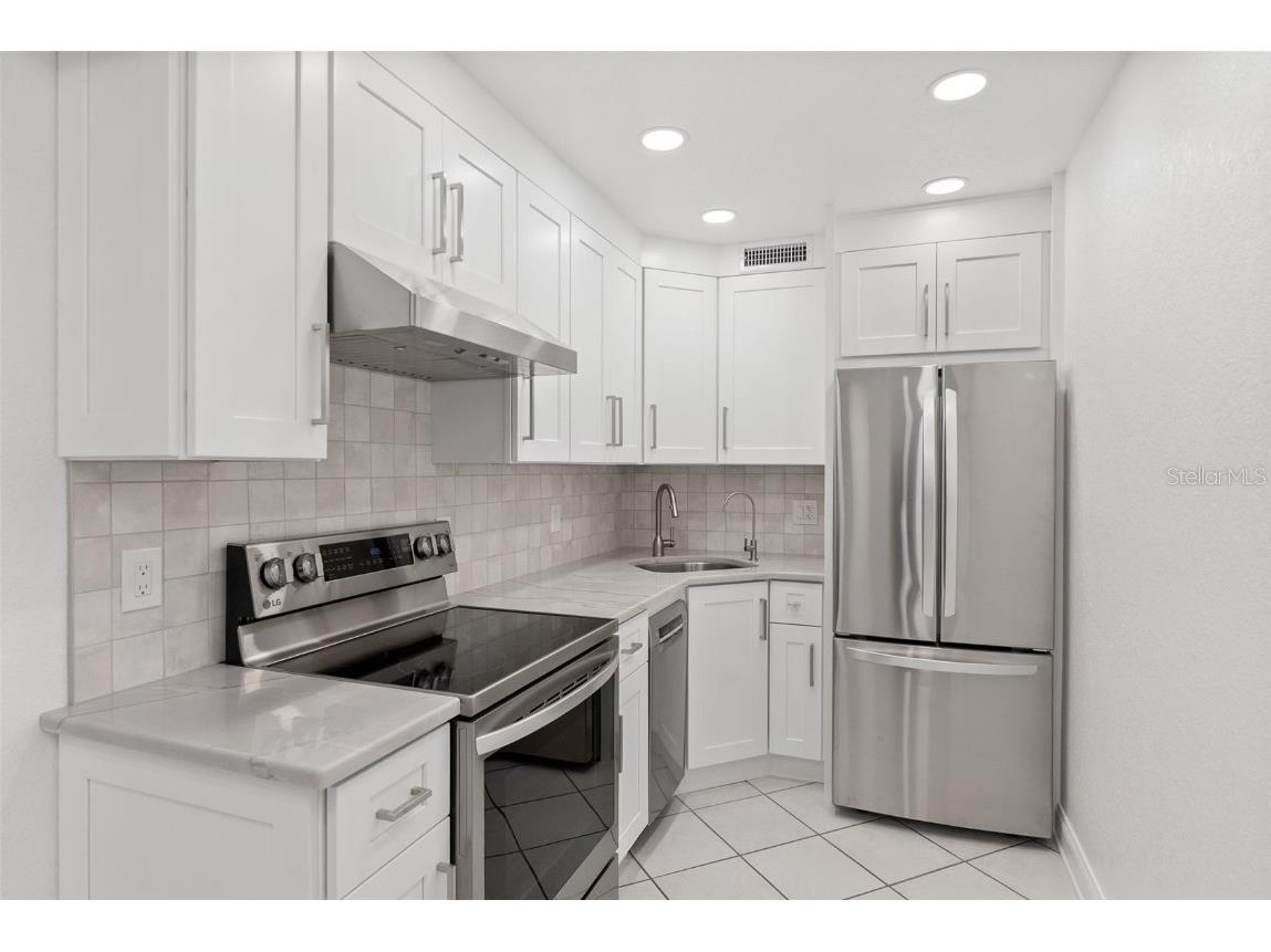 209 NE Lincoln Circle N #105 Saint Petersburg FL 33702 TB8358166 image6