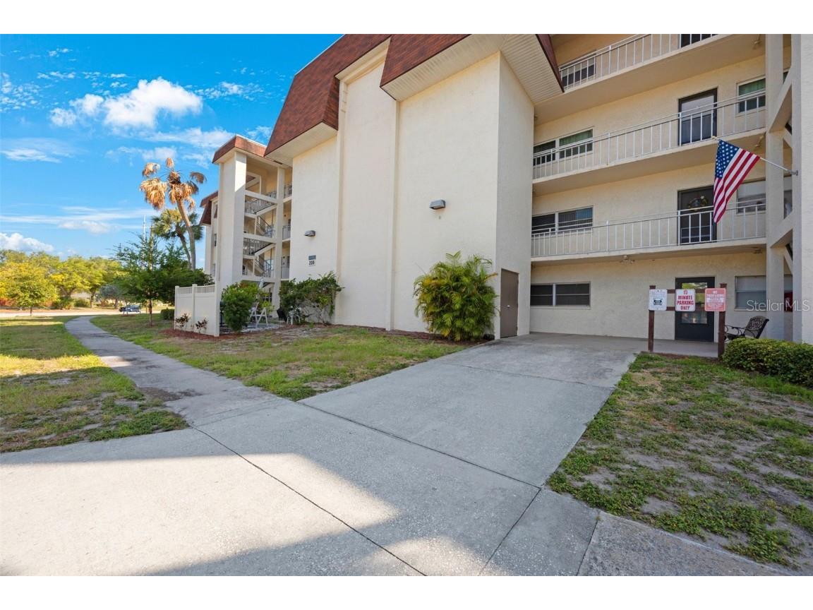 209 NE Lincoln Circle N #203 Saint Petersburg FL 33702 U8244264 image1