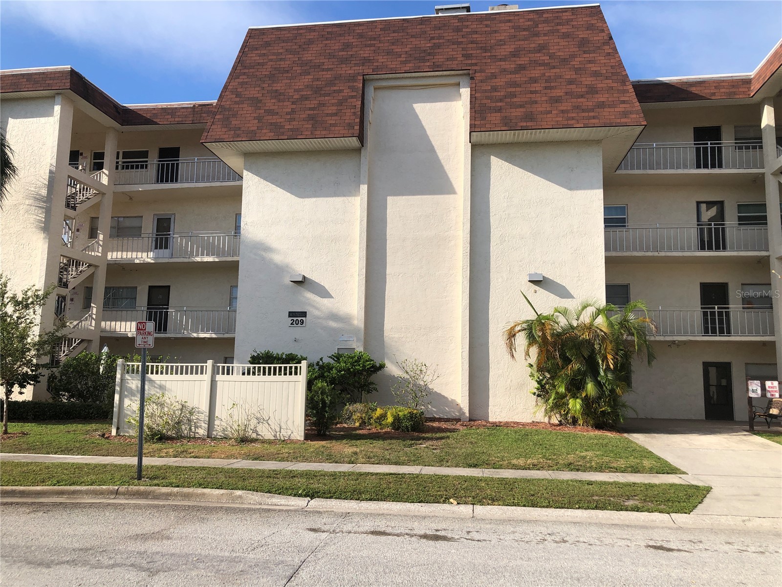 209 NE Lincoln Circle N #406 Saint Petersburg FL 33702 TB8487875 image1