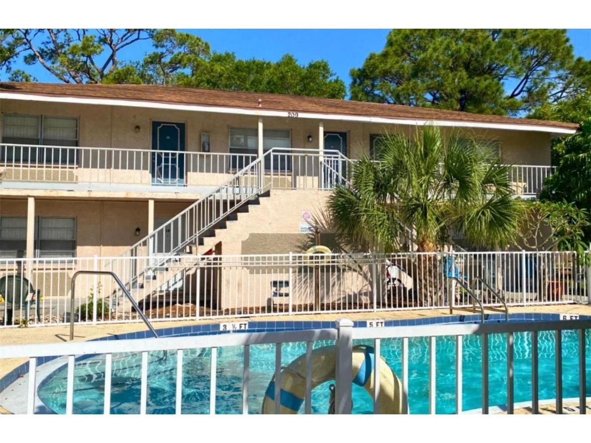 209 NW Jefferson Circle N #10 Saint Petersburg FL 33702 TB8452605 image1