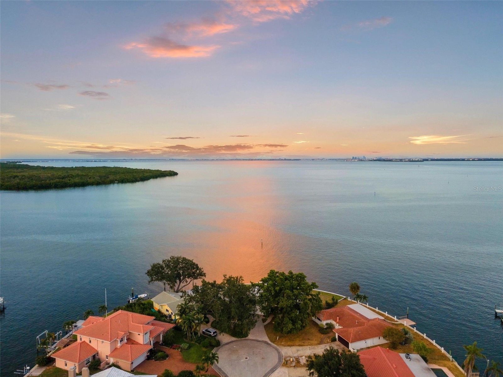2096 Iowa Avenue NE Saint Petersburg FL 33703 TB8430319 image1