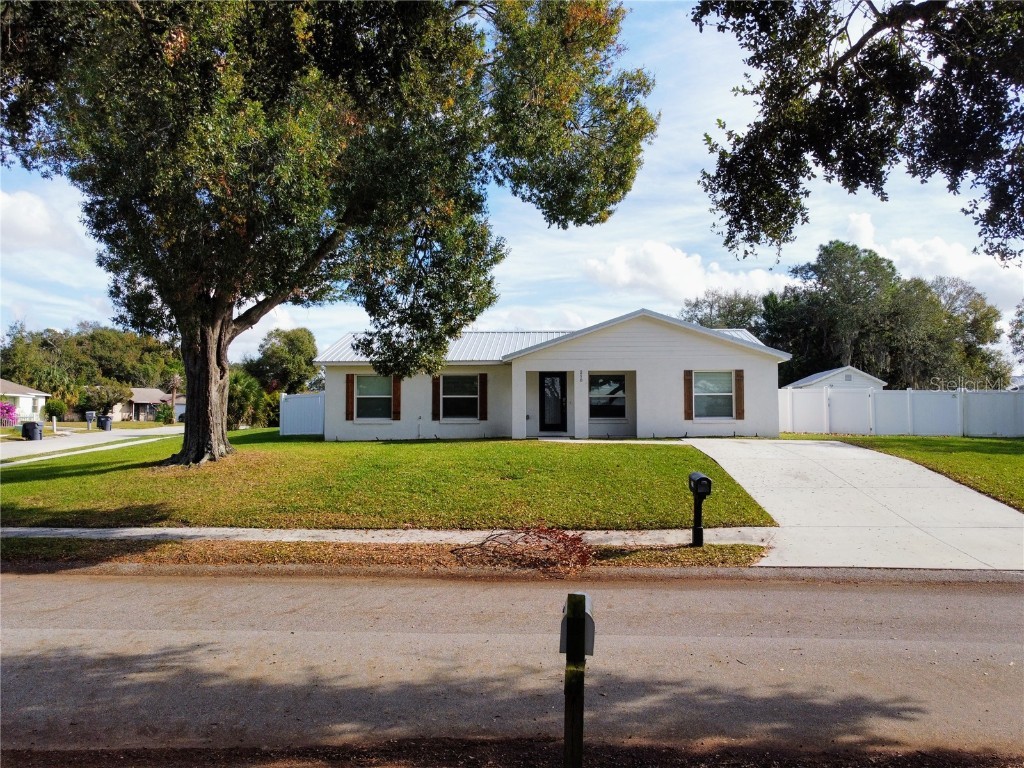 210 Lake Thomas Drive Winter Haven FL 33880 P4932497 image1