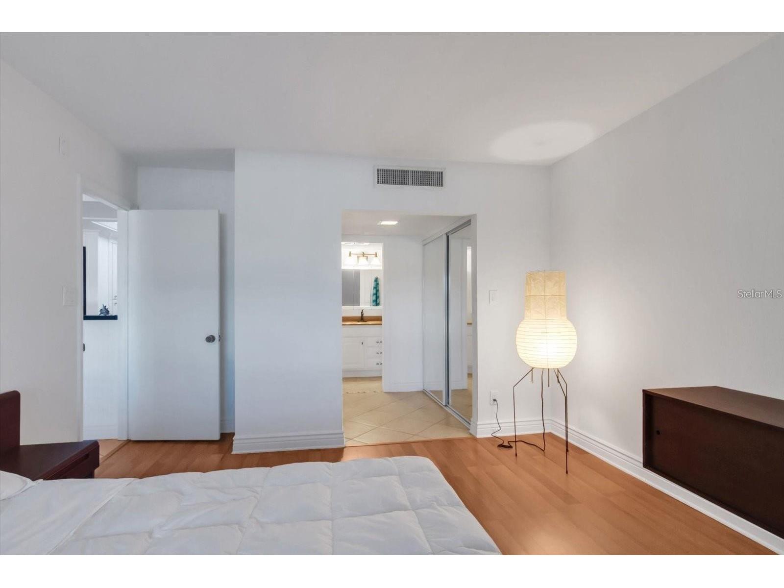 2100 Benjamin Franklin Drive #203 Sarasota FL 34236 A4688842 image10