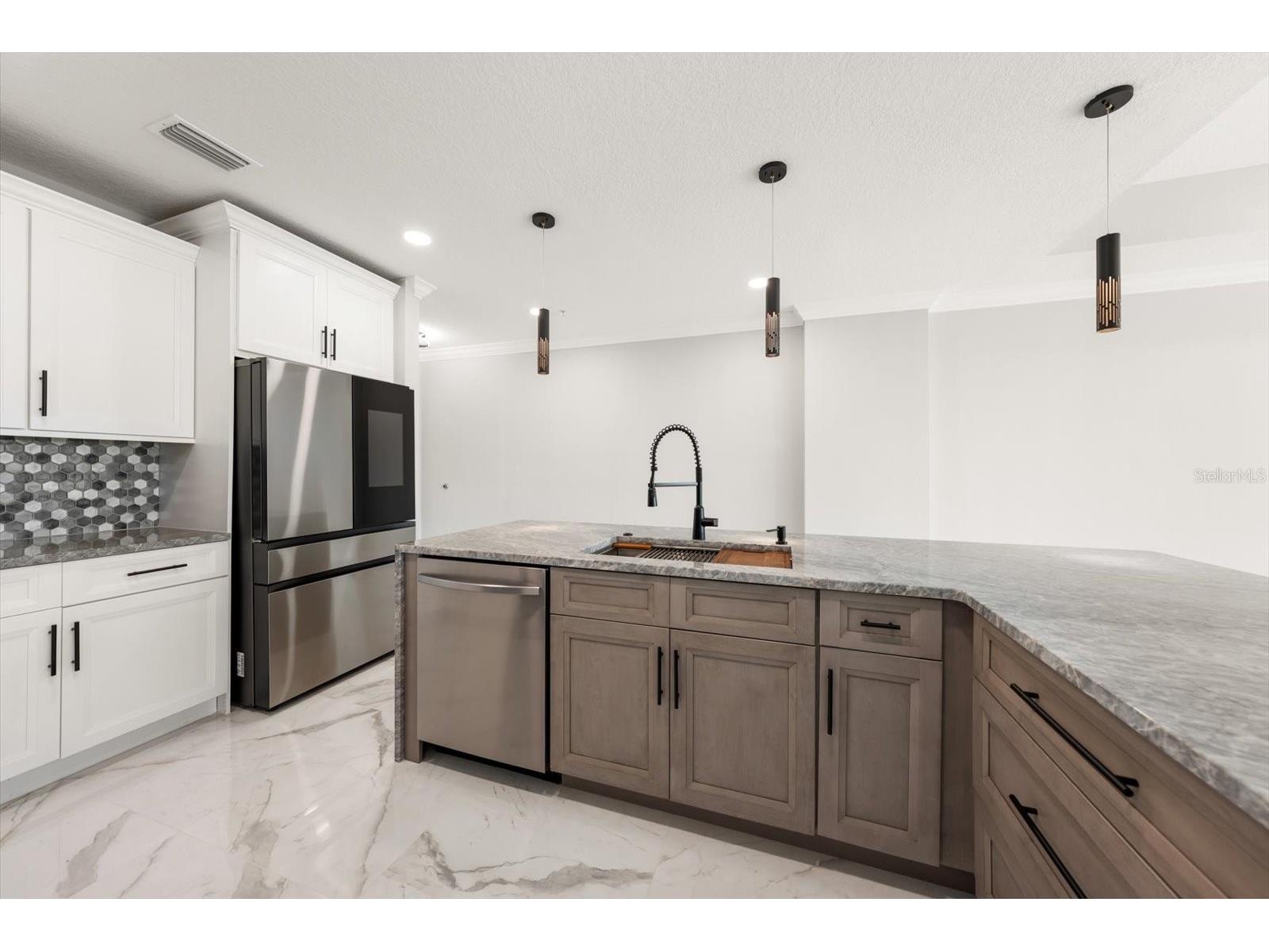 211 Dolphin Point #303 Clearwater FL 33767 TB8485711 image23