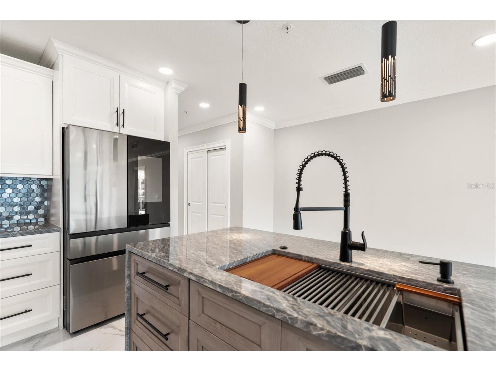 211 Dolphin Point #401 Clearwater Beach FL 33767 TB8485717 image25