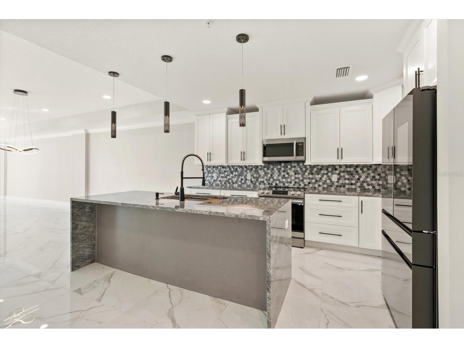 211 Dolphin Point #401 Clearwater Beach FL 33767 TB8485717 image5