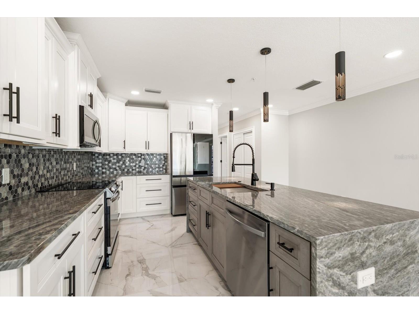 211 Dolphin Point #401 Clearwater Beach FL 33767 TB8485717 image7