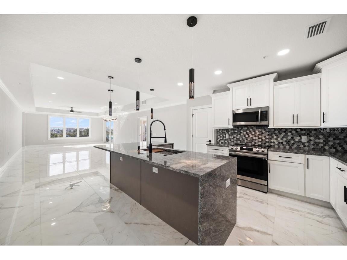 211 Dolphin Point #403 Clearwater Beach FL 33767 TB8459331 image4