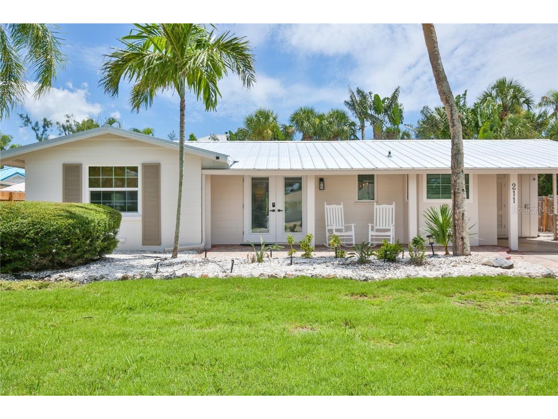 211 Island Circle Sarasota FL 34242 A4658382 image1