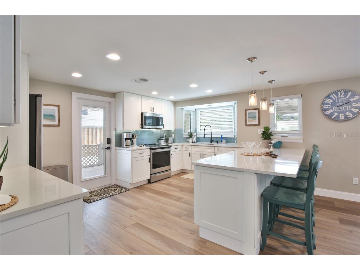 211 Island Circle Sarasota FL 34242 A4658382 image10