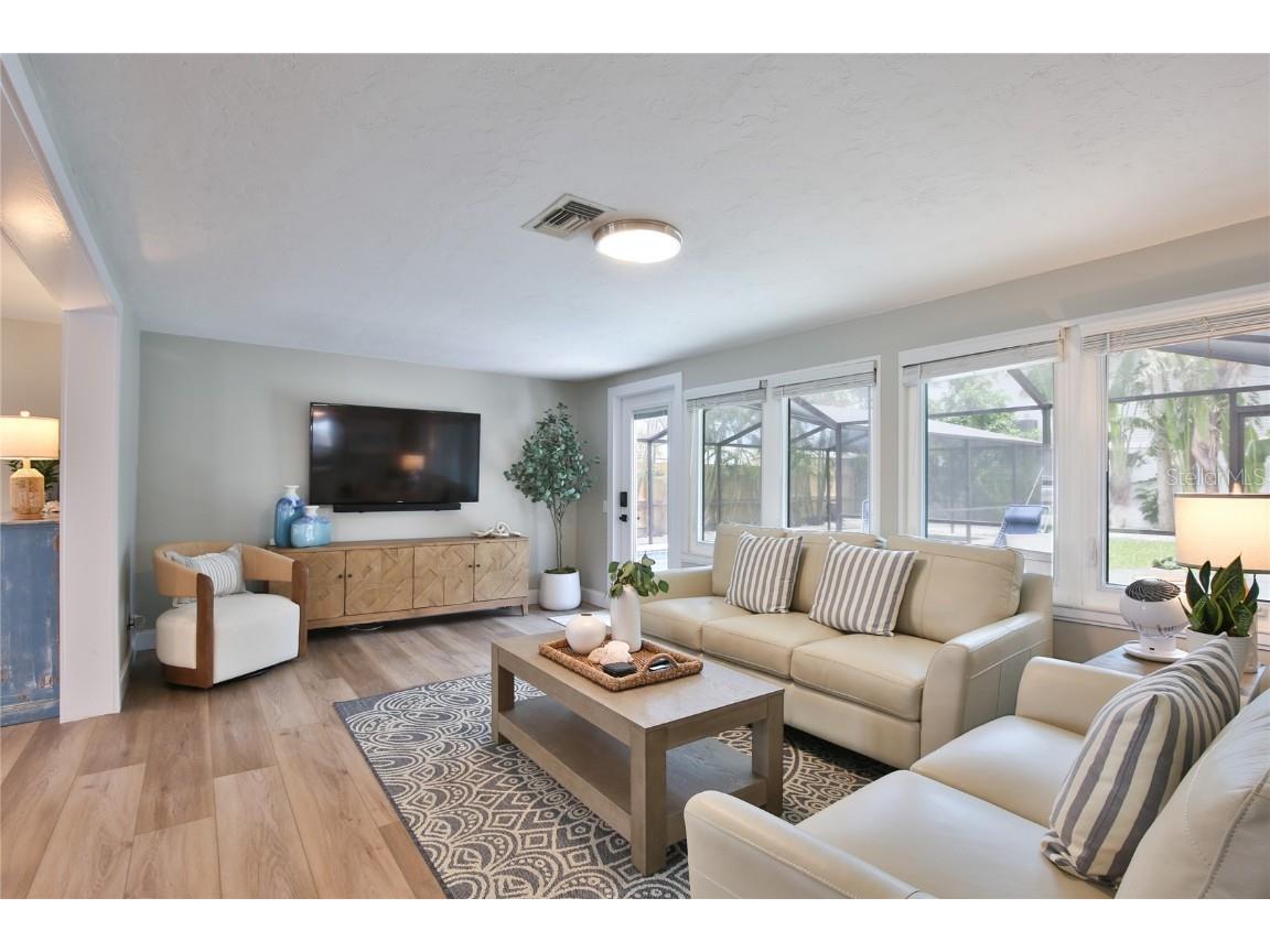 211 Island Circle Sarasota FL 34242 A4658382 image4