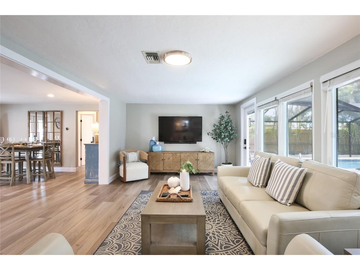 211 Island Circle Sarasota FL 34242 A4658382 image6