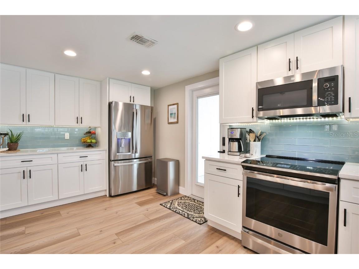 211 Island Circle Sarasota FL 34242 A4658382 image8