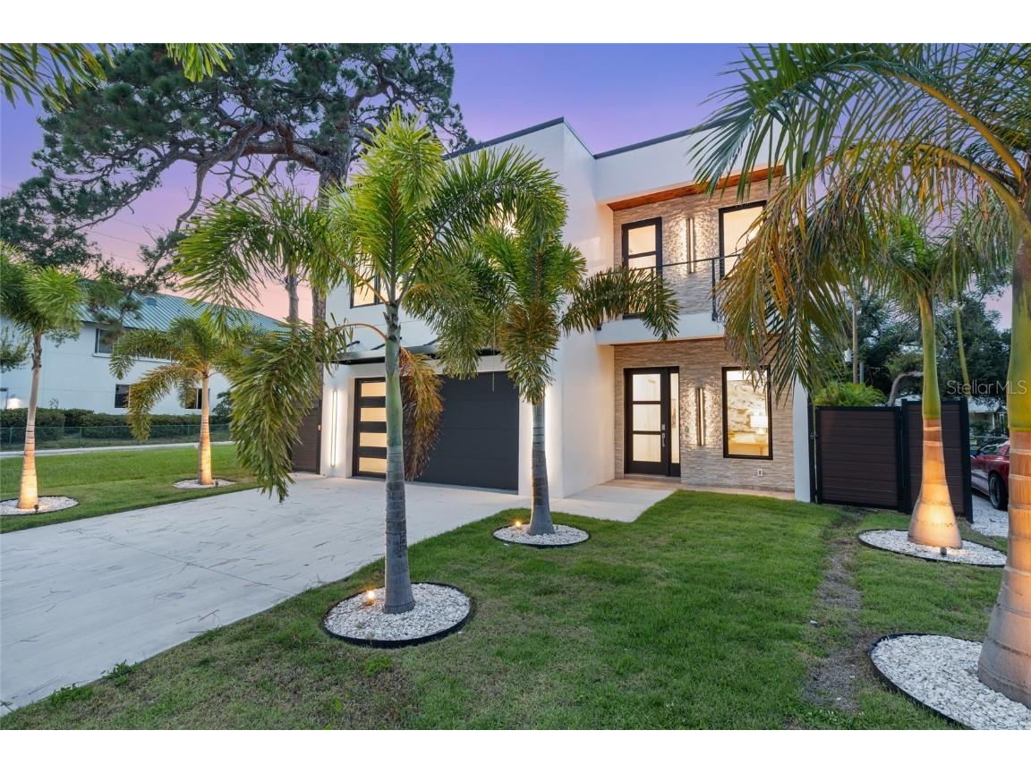 2111 Hawthorne Street Sarasota FL 34239 A4658635 image1