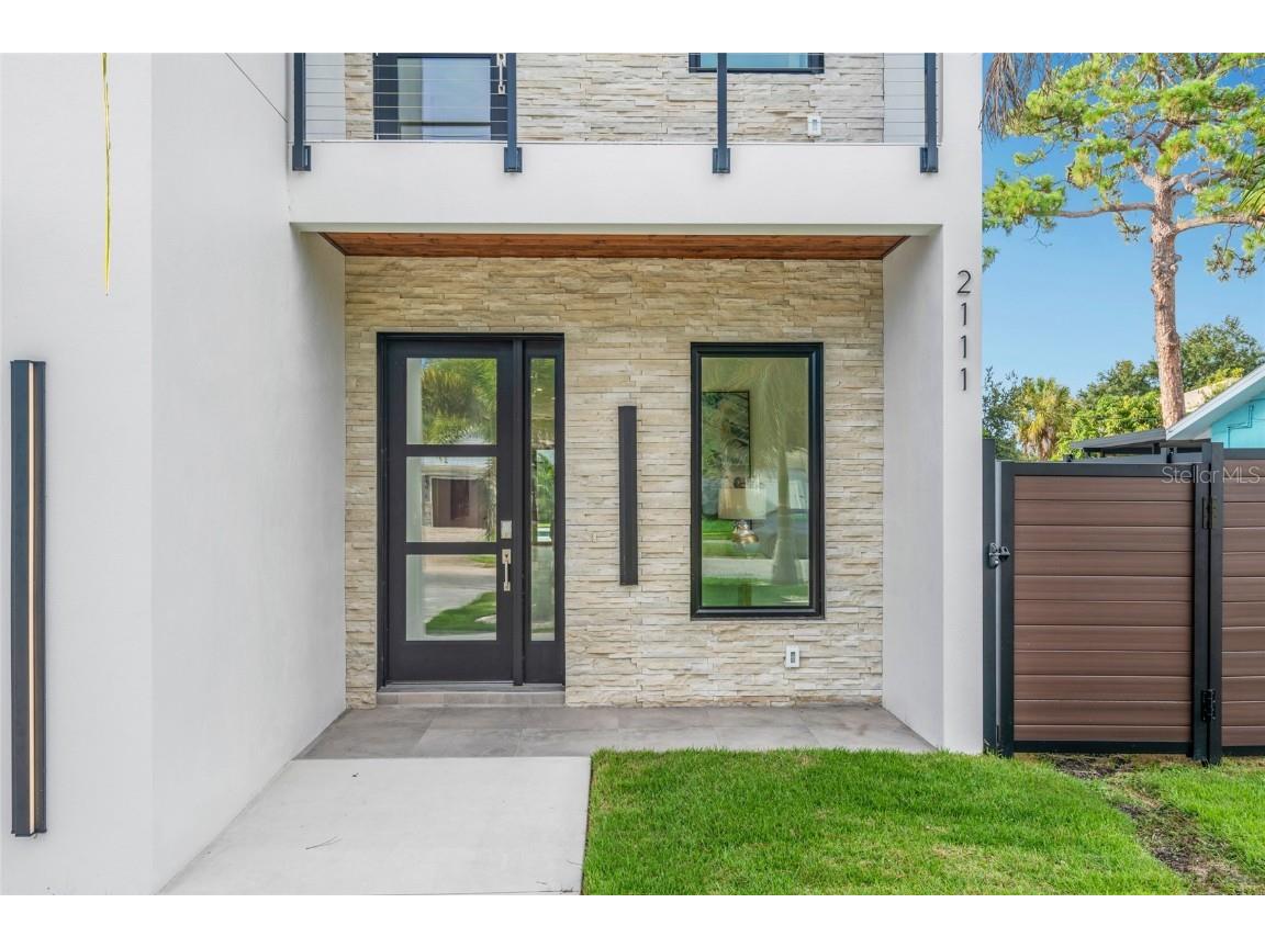 2111 Hawthorne Street Sarasota FL 34239 A4658635 image2