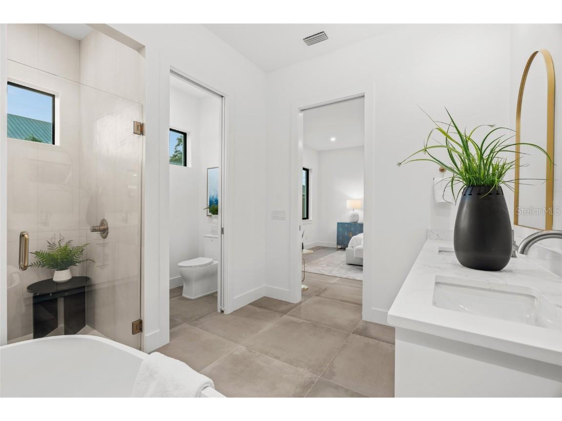 2111 Hawthorne Street Sarasota FL 34239 A4658635 image24