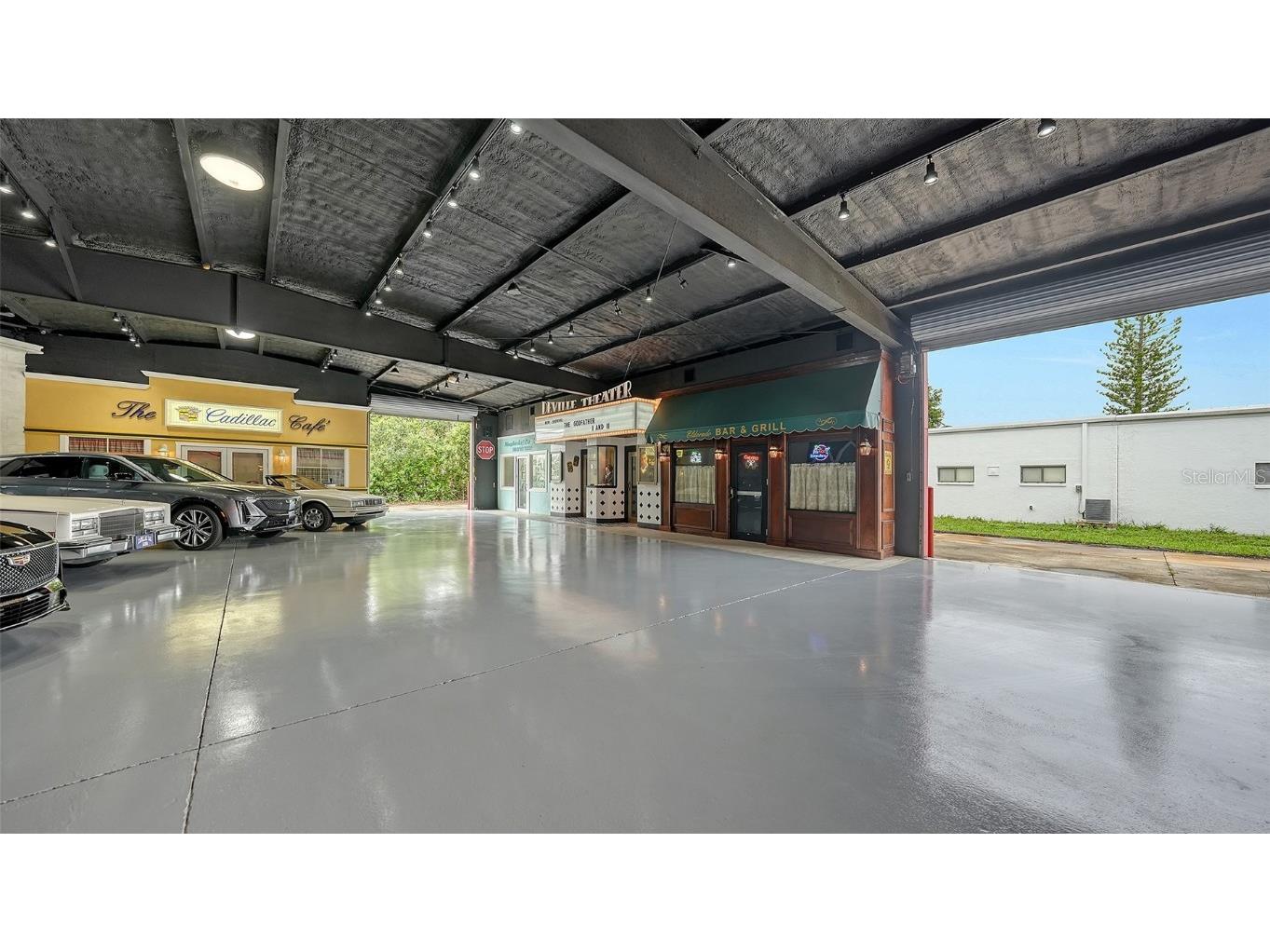 2111 Whitfield Park Drive Sarasota FL 34243 A4657365 image1