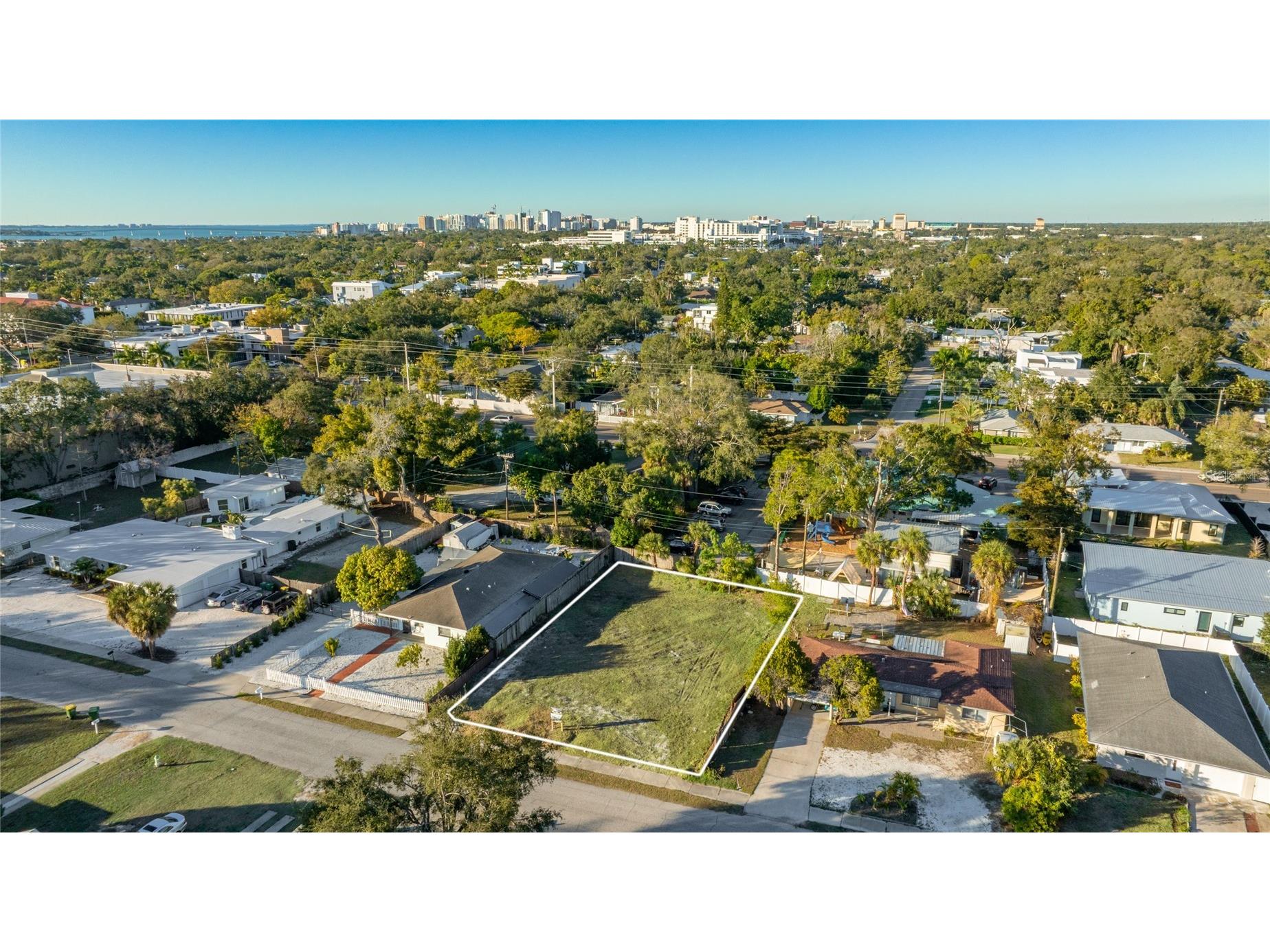 2119 Bougainvillea Street Sarasota FL 34239 A4678349 image2