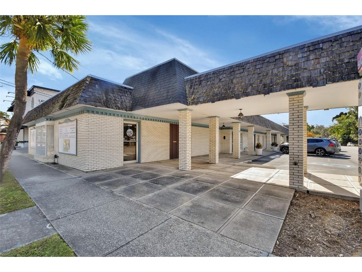 212 E New York Avenue Deland FL 32724 V4939695 image1