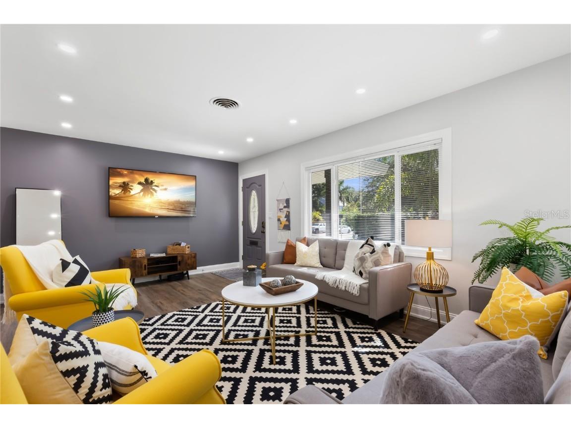 2120 1st Street N Saint Petersburg FL 33704 U8247681 image1