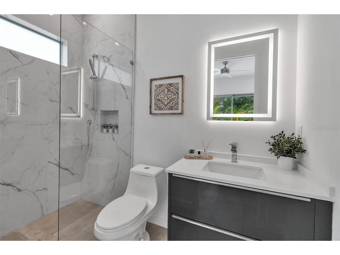 2124 Clematis Place Sarasota FL 34239 A4656371 image24