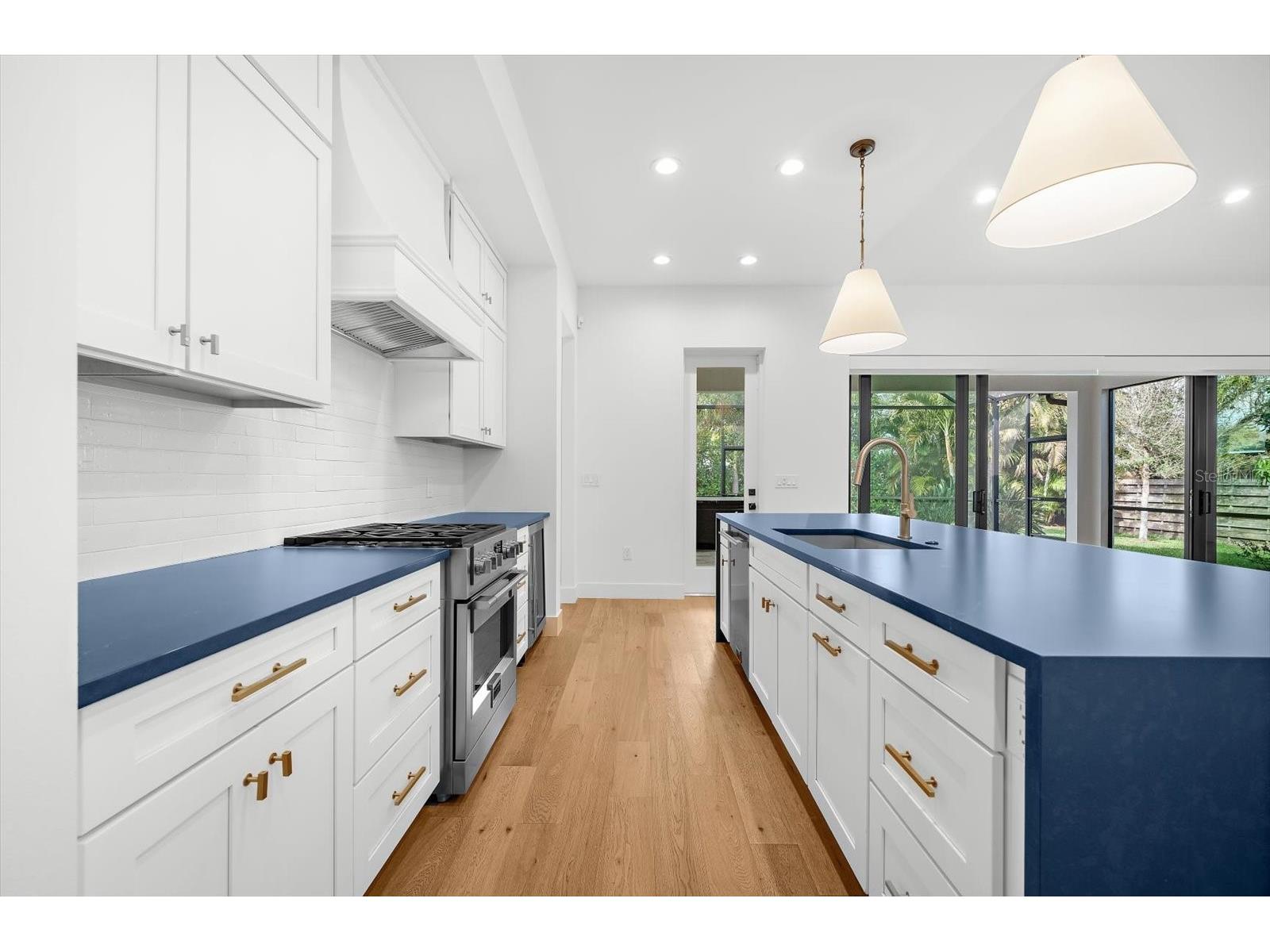 2135 Datura Street Sarasota FL 34239 A4685791 image12