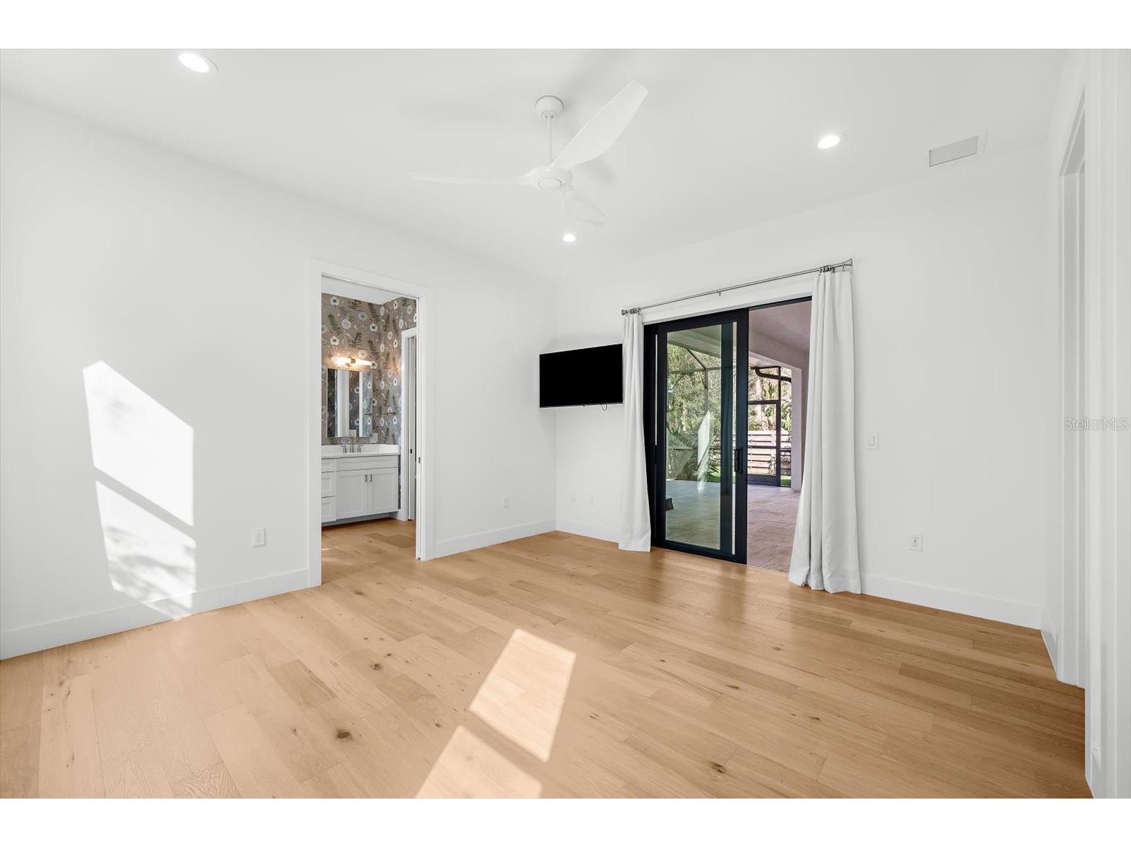 2135 Datura Street Sarasota FL 34239 A4685791 image40