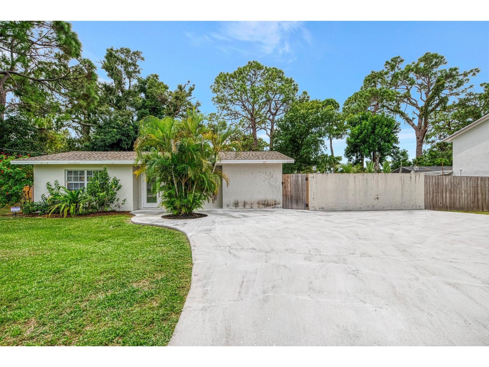 2136 Brueckner Drive Sarasota FL 34231 A4699871 image1