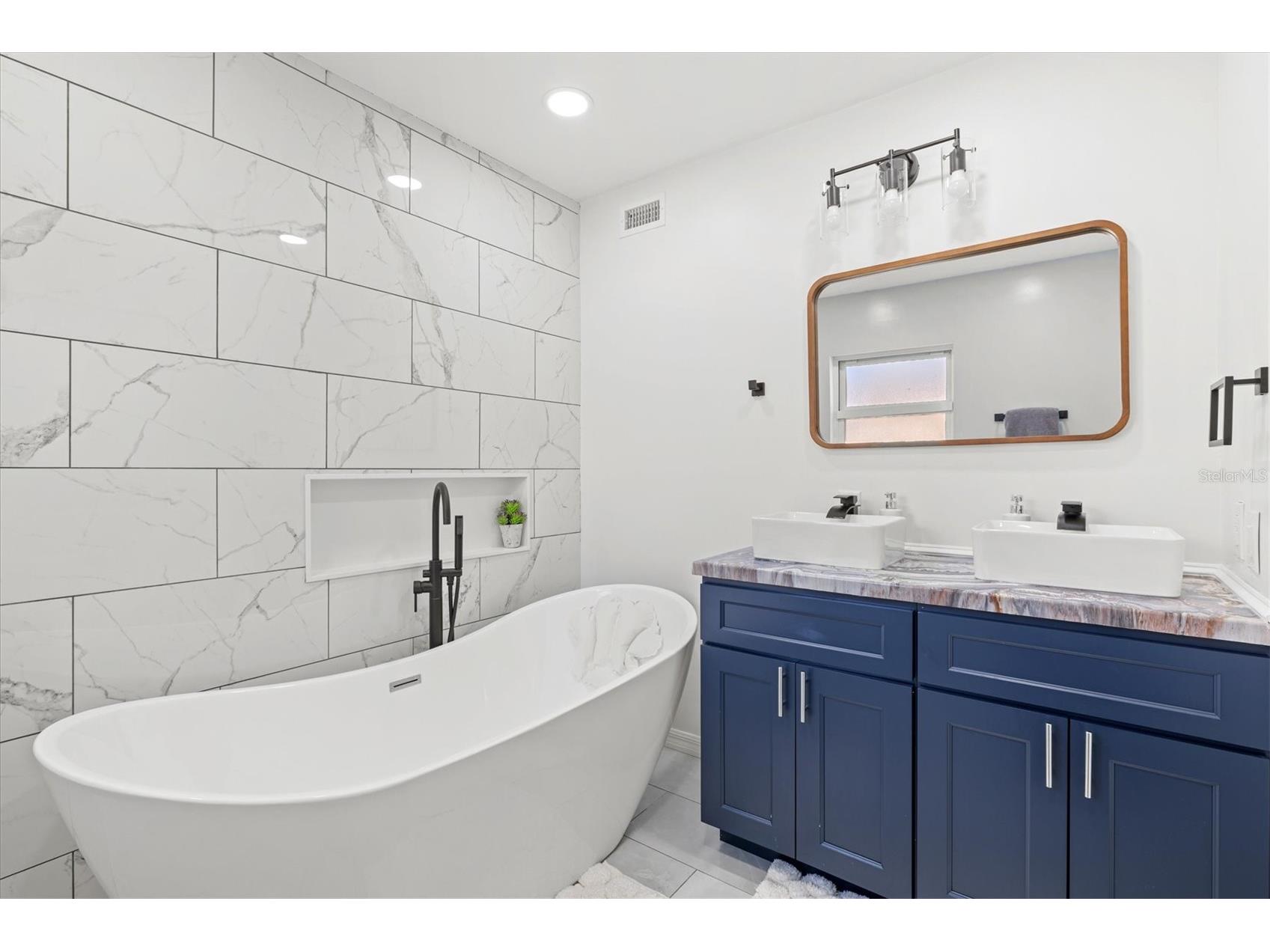 214 Gaines Avenue Sarasota FL 34243 A4688411 image40