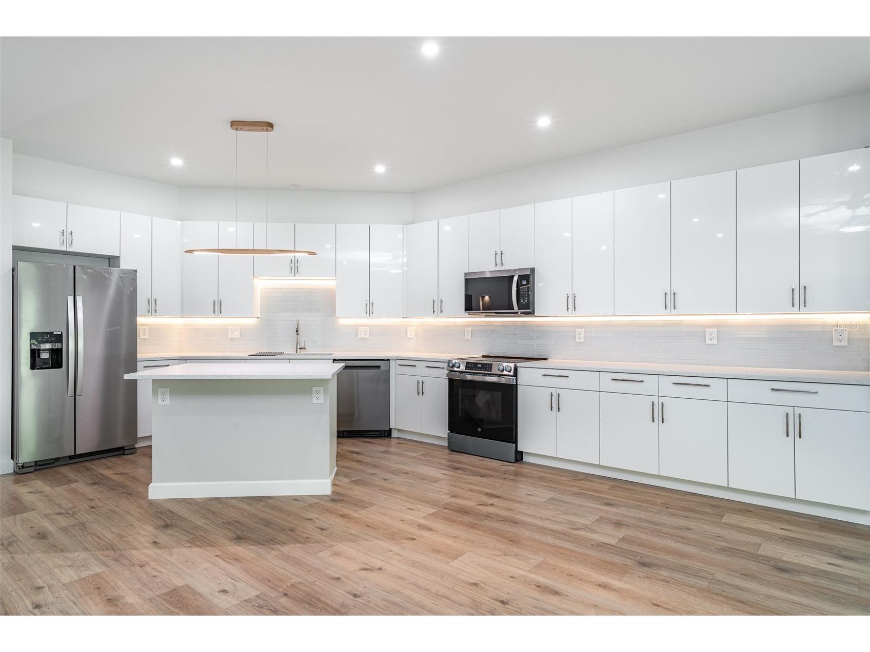 2141 Cork Oak Street Sarasota FL 34232 A4680749 image9