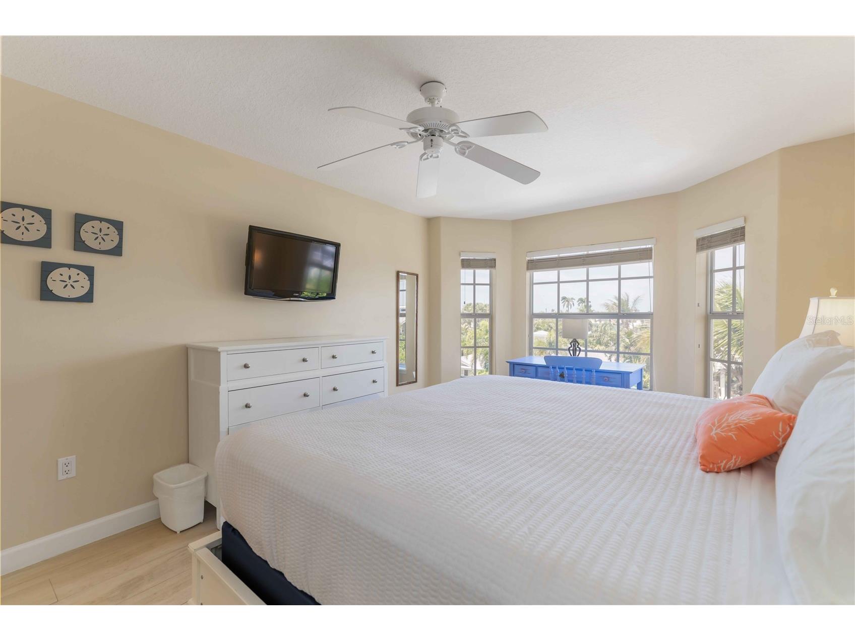 215 81st Street Holmes Beach FL 34217 A4690200 image32