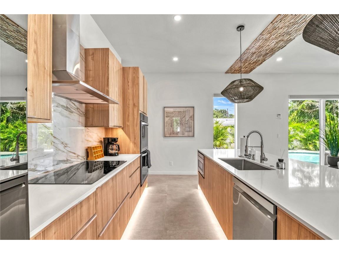 2163 Waldemere Street Sarasota FL 34239 A4669073 image12