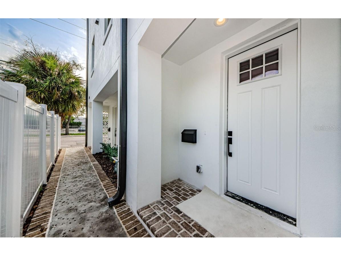 217 8th Street N Saint Petersburg FL 33701 - Mirror Lake U8199918 image1