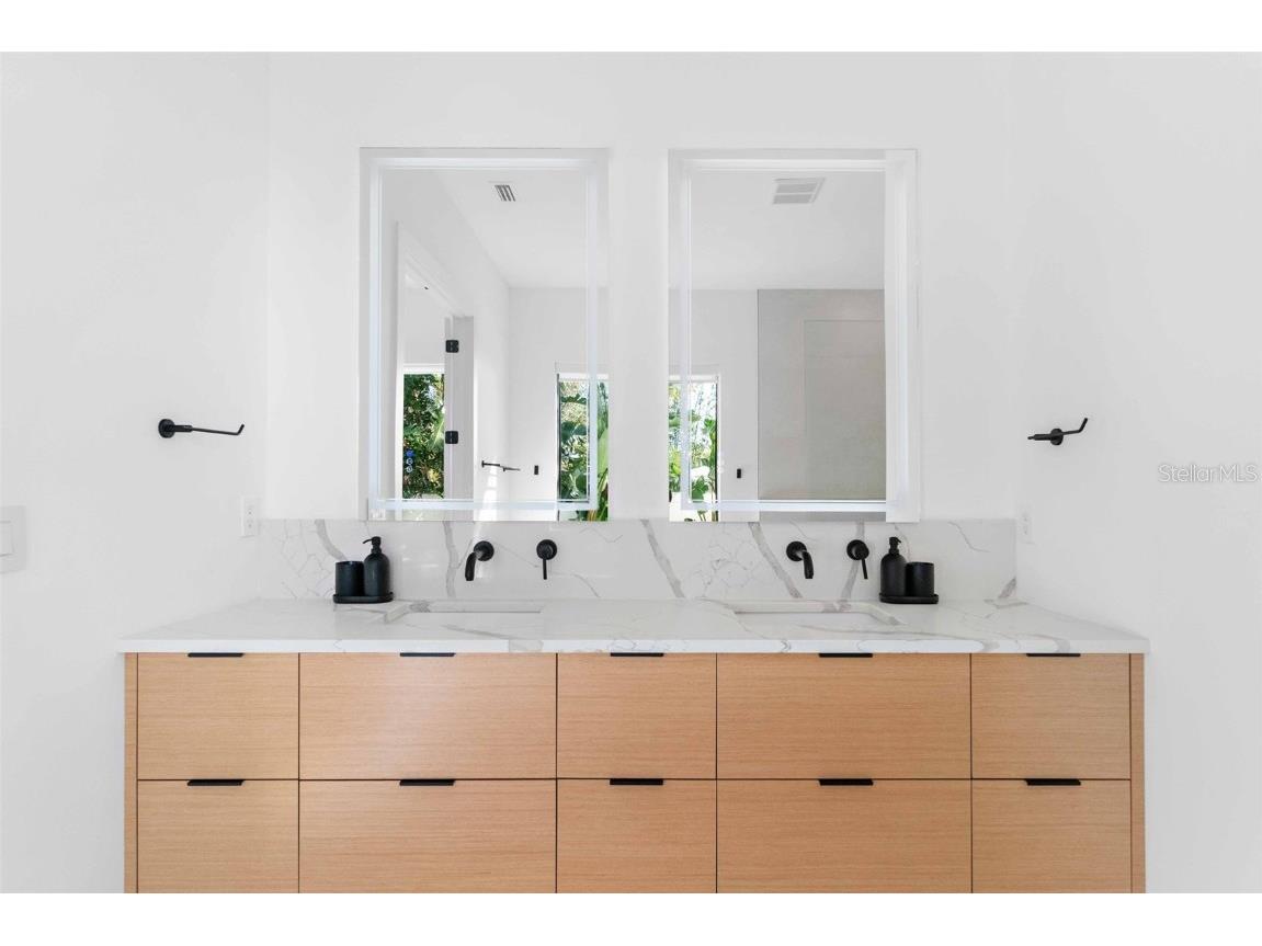 2177 Sunnyside Place Sarasota FL 34239 A4674289 image57