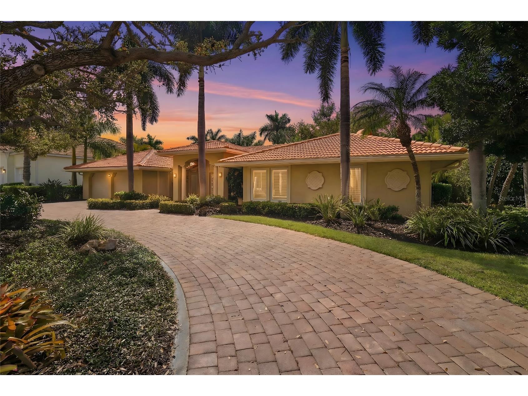 218 Robin Drive Sarasota FL 34236 A4685085 image1