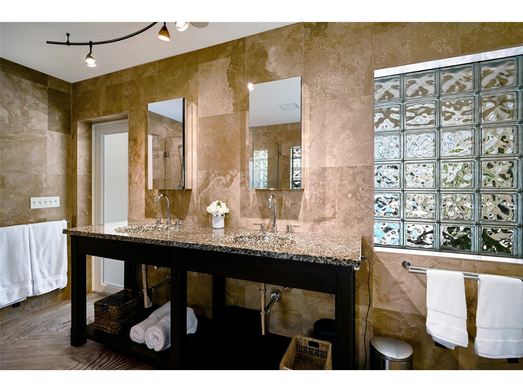 218 Robin Drive Sarasota FL 34236 A4685085 image25