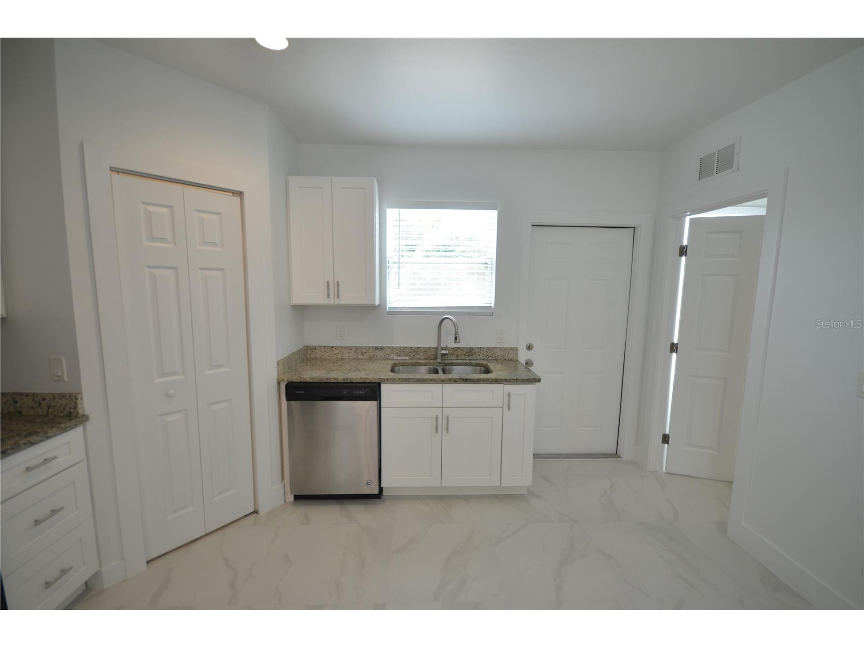 2197 Davis Court Fort Myers FL 33916 O6404158 image8
