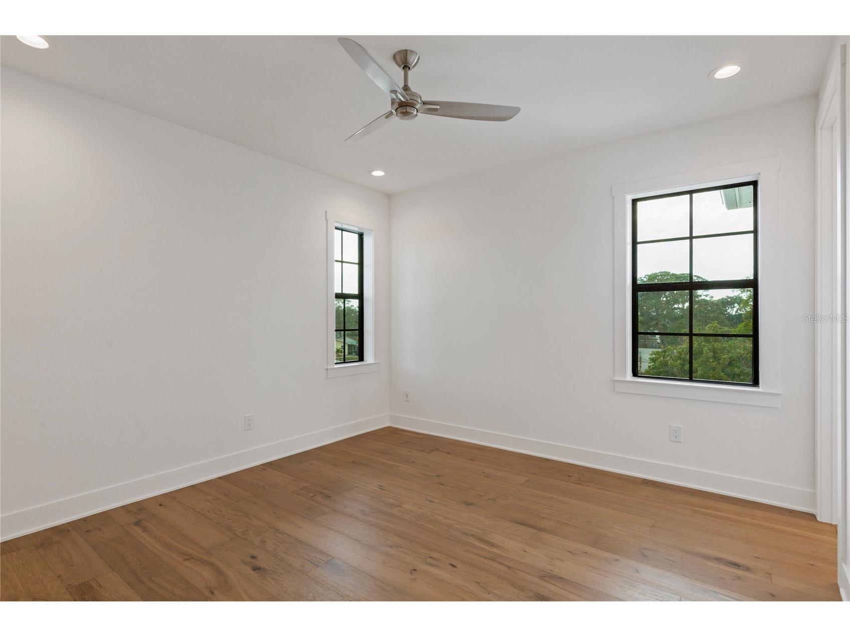 220 90th Avenue NE Saint Petersburg FL 33702 TB8423274 image57