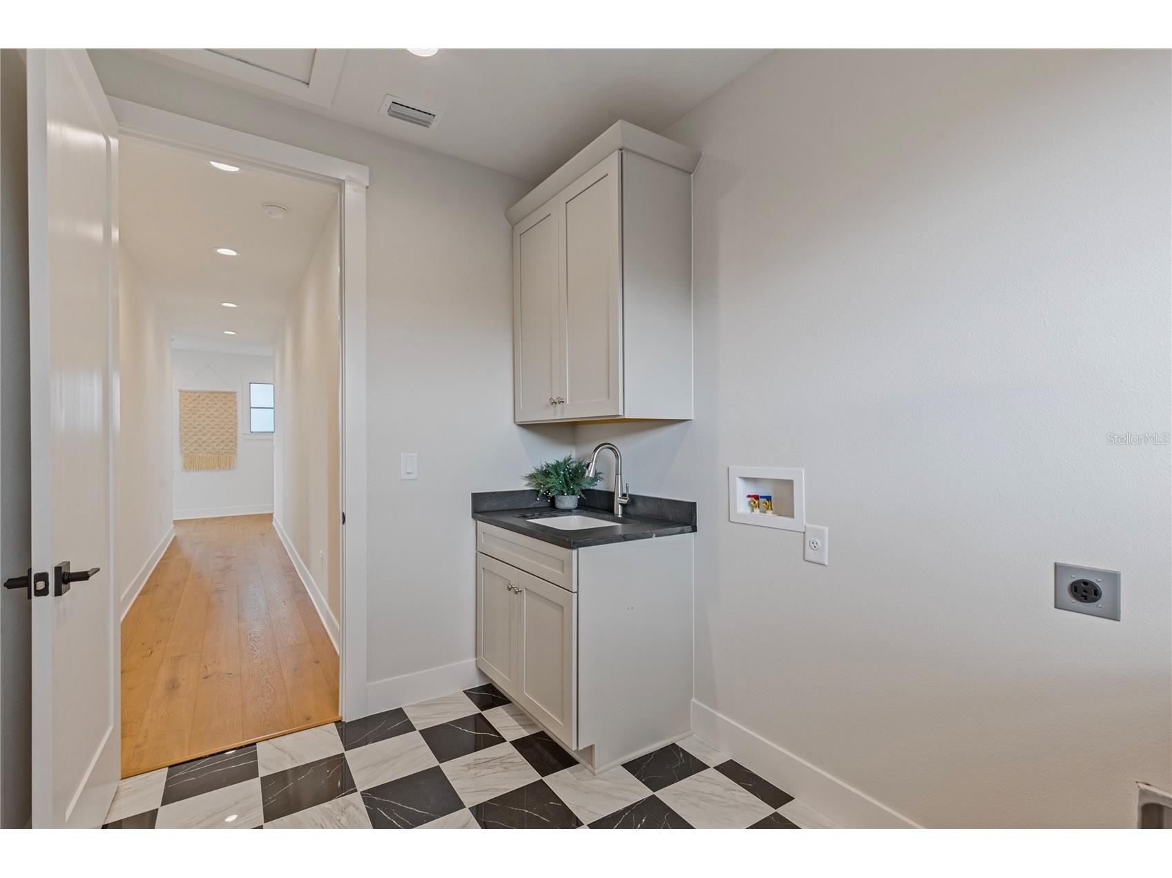220 90th Avenue NE Saint Petersburg FL 33702 TB8423274 image60