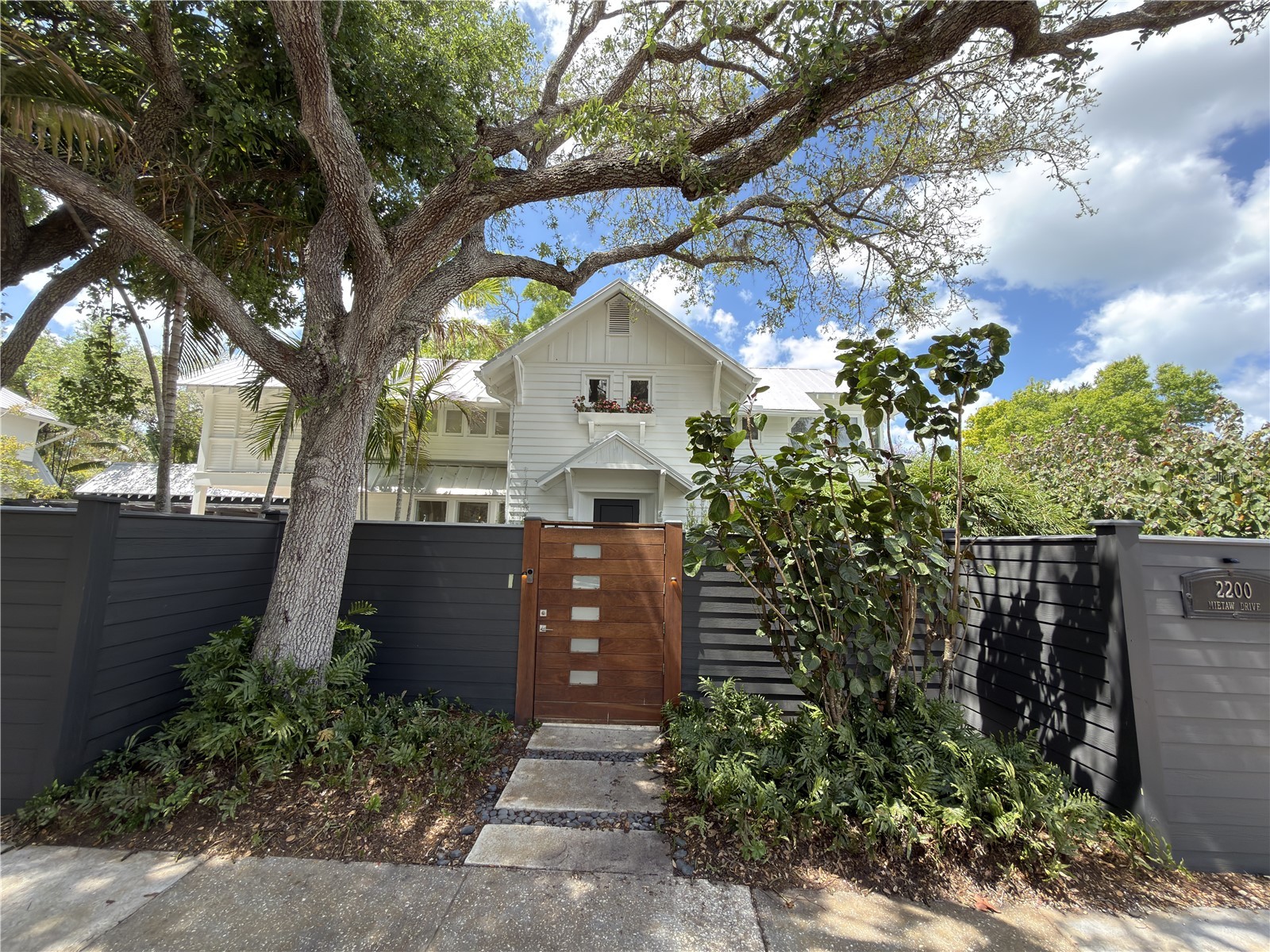 2200 Mietaw Drive Sarasota FL 34239 A4688295 image1