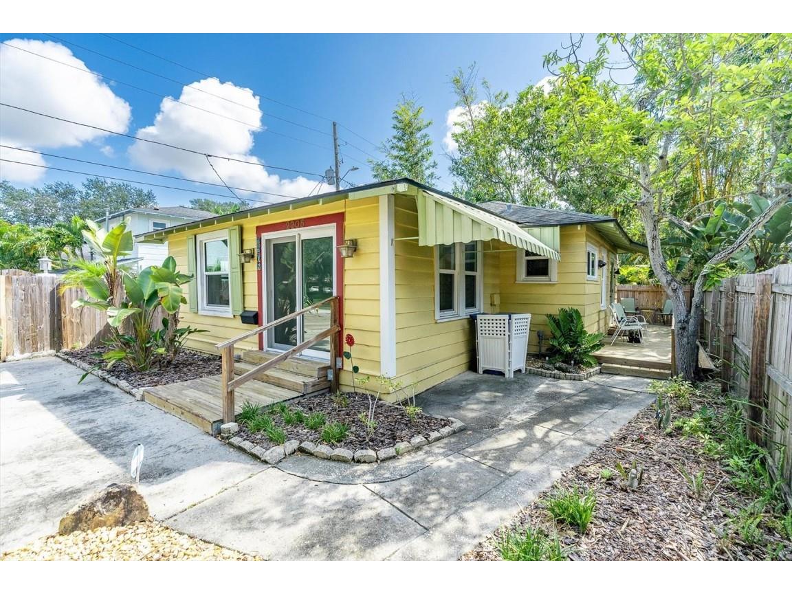 2205 5th Street N Saint Petersburg FL 33704 U8212442 image1