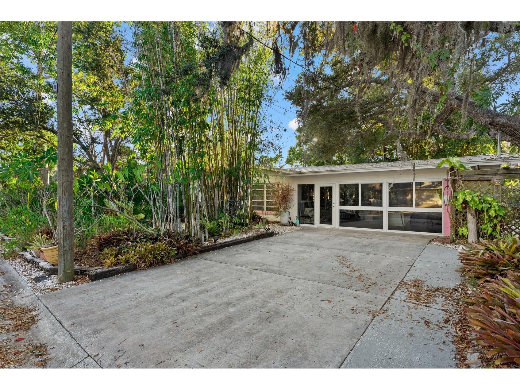 2207 Hickory Avenue Sarasota FL 34234 A4672659 image1