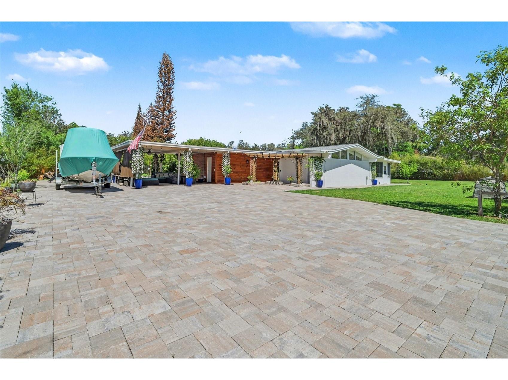 2207 Poinsettia Lane Deland FL 32724 V4948588 image1